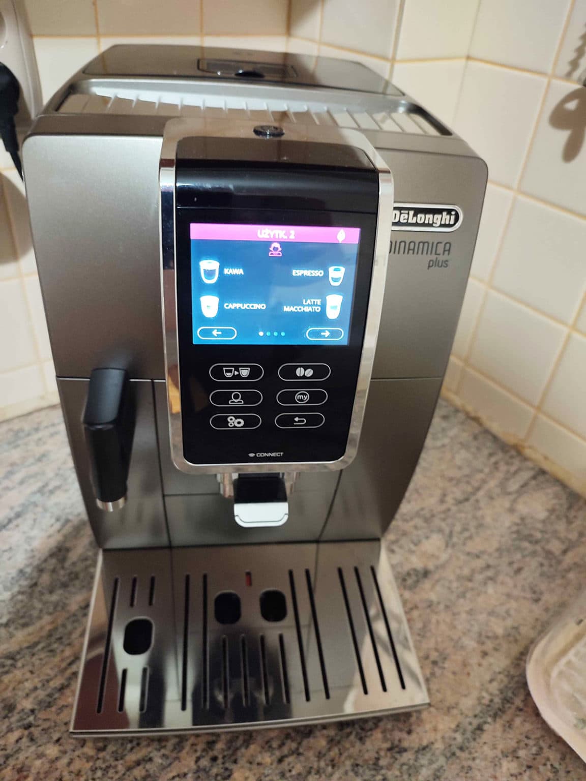 DeLonghi Dinamica Plus vs Jura E8: Comparing 8 Factors